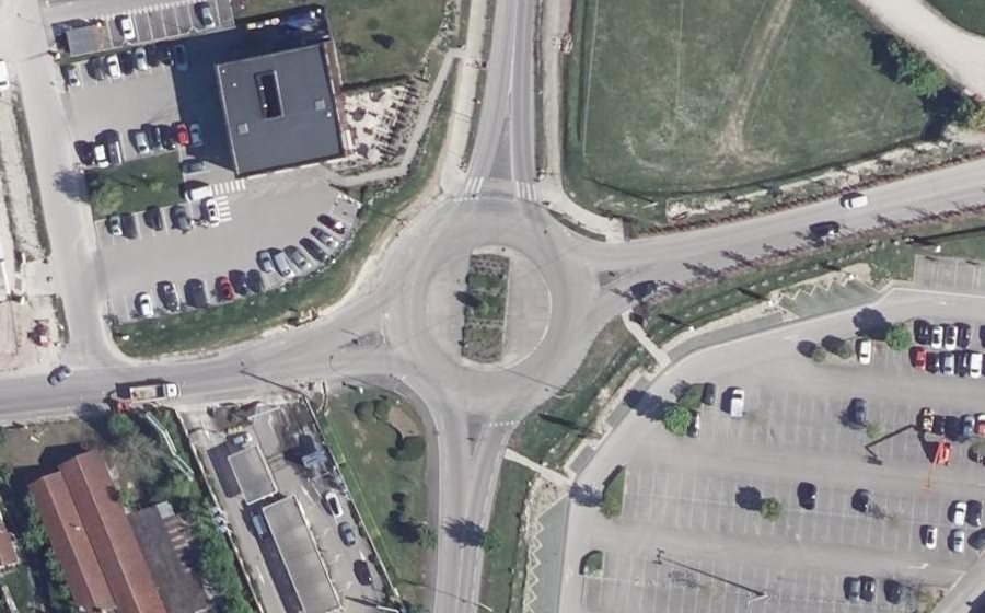Vue aérienne du Rond-point anonyme n°68247981