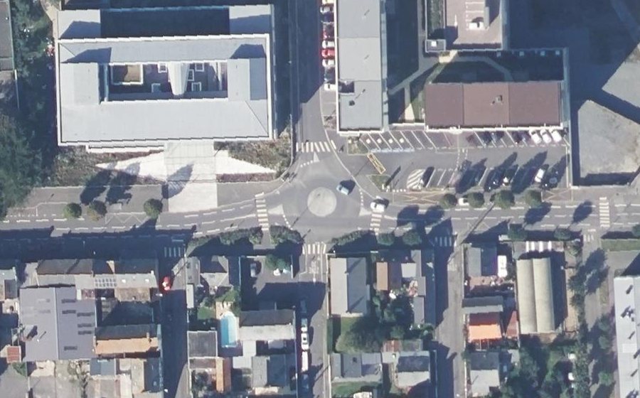 Vue aérienne du Rond-point anonyme n°682526075