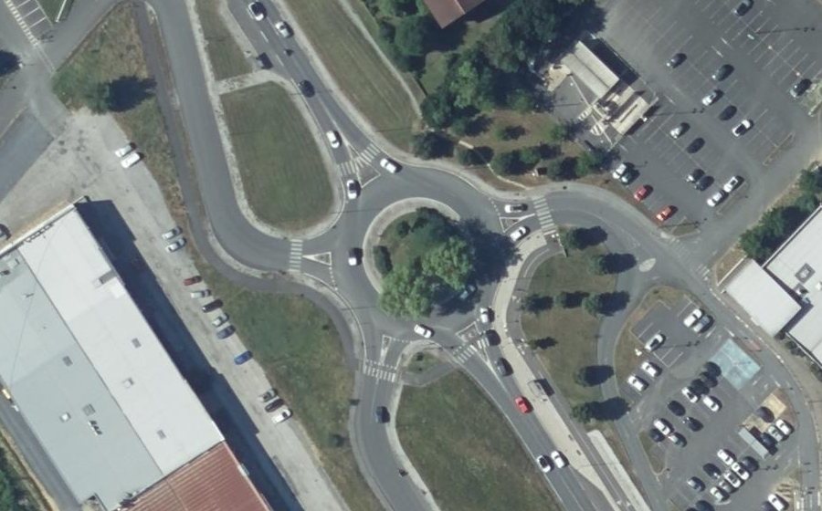 Vue aérienne du Rond-point anonyme n°68258029