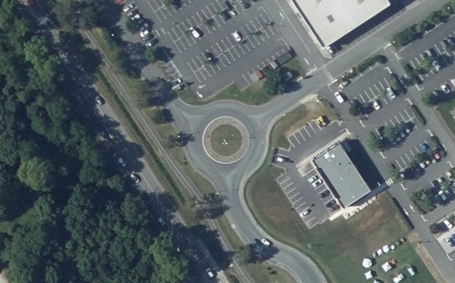 Vue aérienne du Rond-point anonyme n°68259366