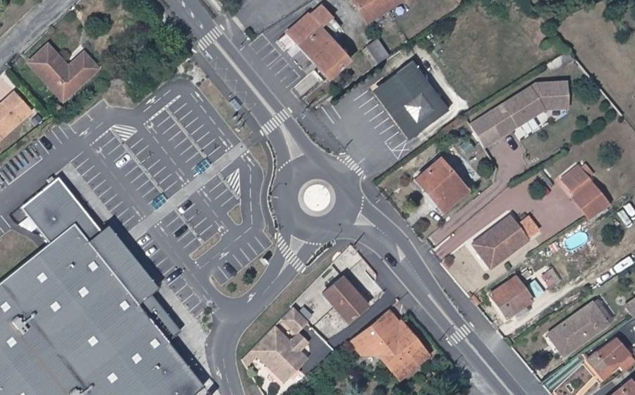 Vue aérienne du Rond-point anonyme n°682633260