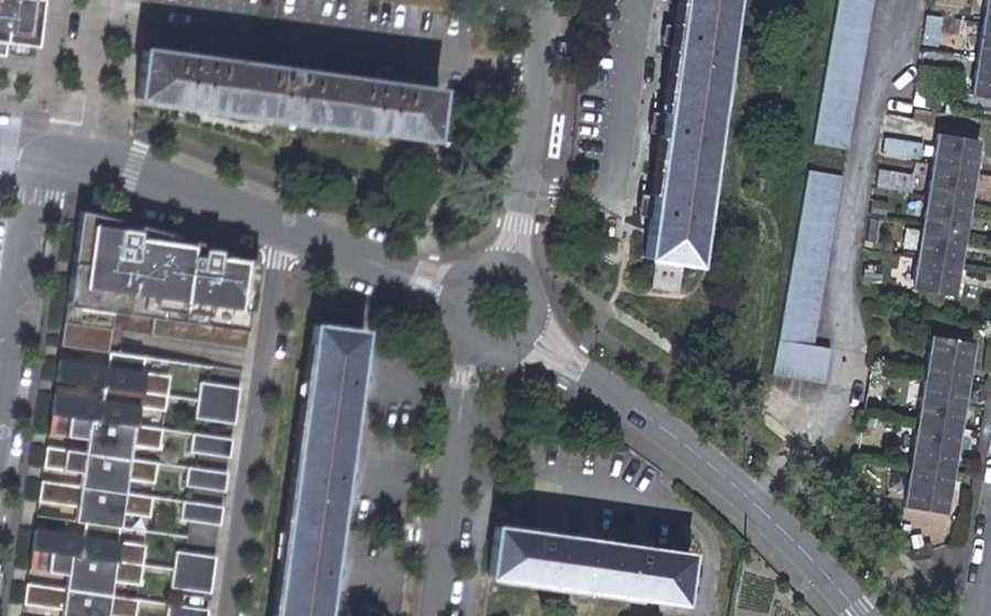 Vue aérienne du Rond-point anonyme n°682668392