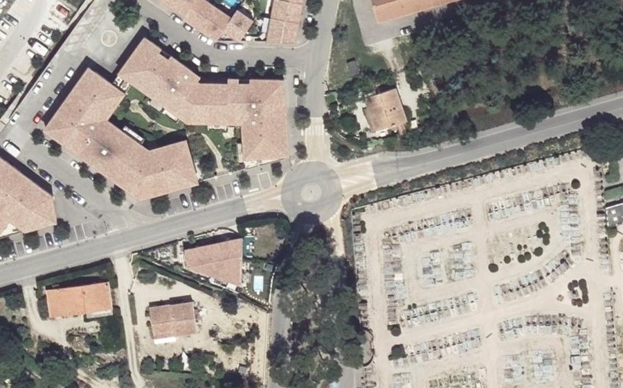 Vue aérienne du Rond-point anonyme n°682684286