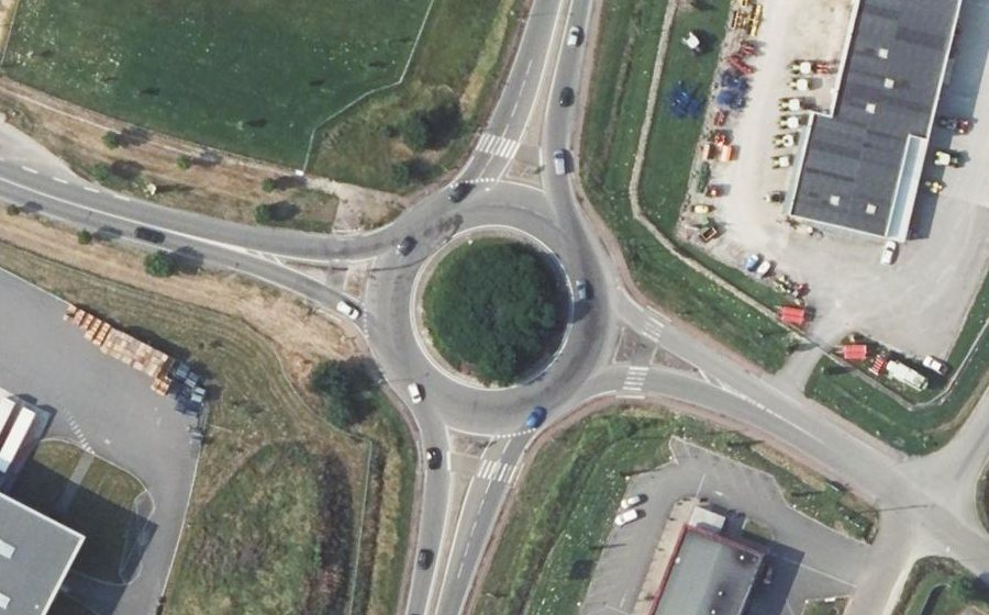 Vue aérienne du Rond-point anonyme n°682770297