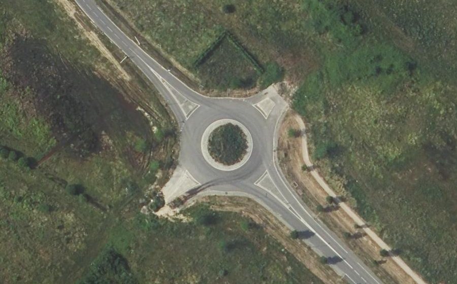 Vue aérienne du Rond-point anonyme n°682770423