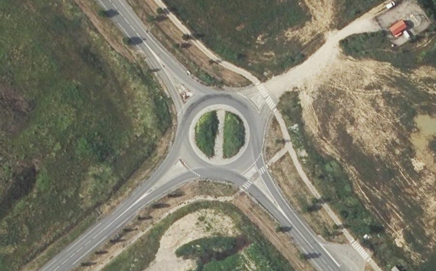 Vue aérienne du Rond-point anonyme n°682770424