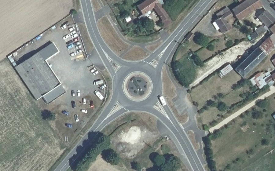Vue aérienne du Rond-point anonyme n°682844346