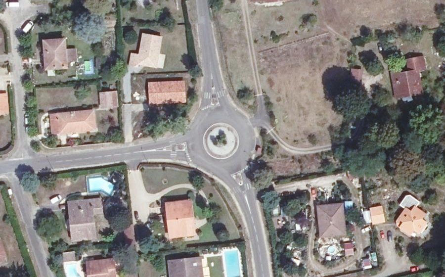 Vue aérienne du Rond-point anonyme n°682883547