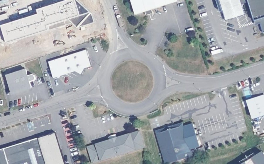 Vue aérienne du Rond-point anonyme n°682894768
