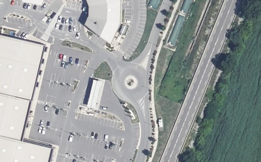 Vue aérienne du Rond-point anonyme n°682902911