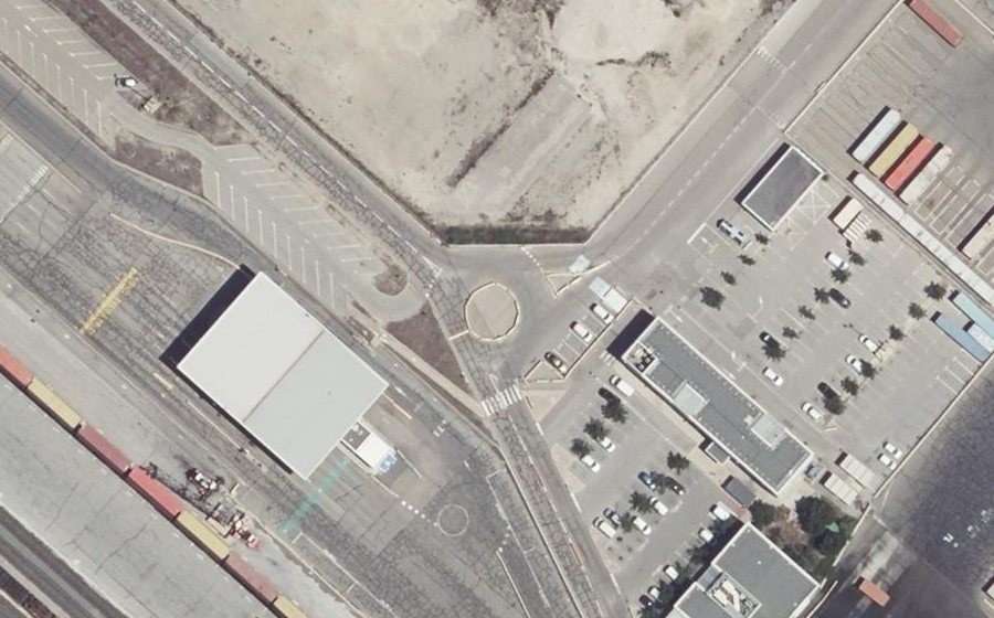 Vue aérienne du Rond-point anonyme n°682953902