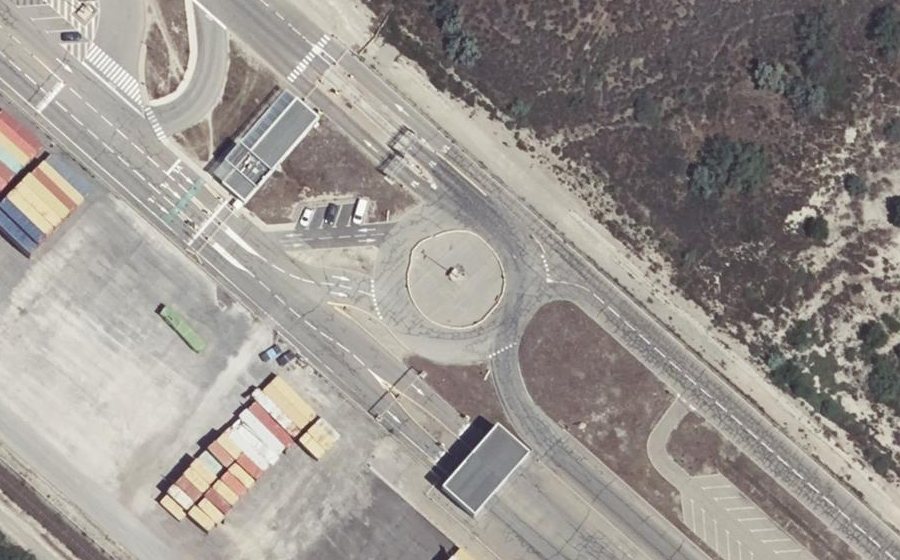 Vue aérienne du Rond-point anonyme n°682953905