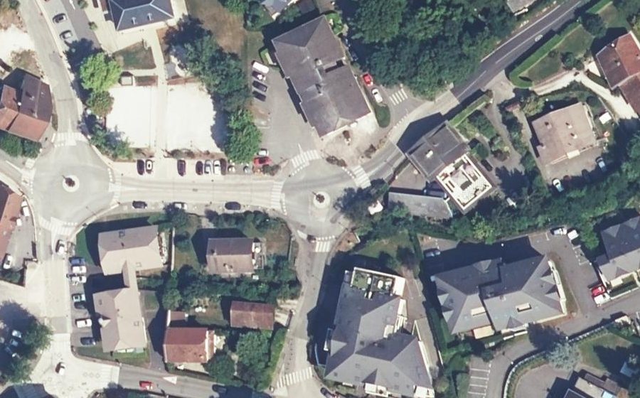 Vue aérienne du Rond-point anonyme n°682977879