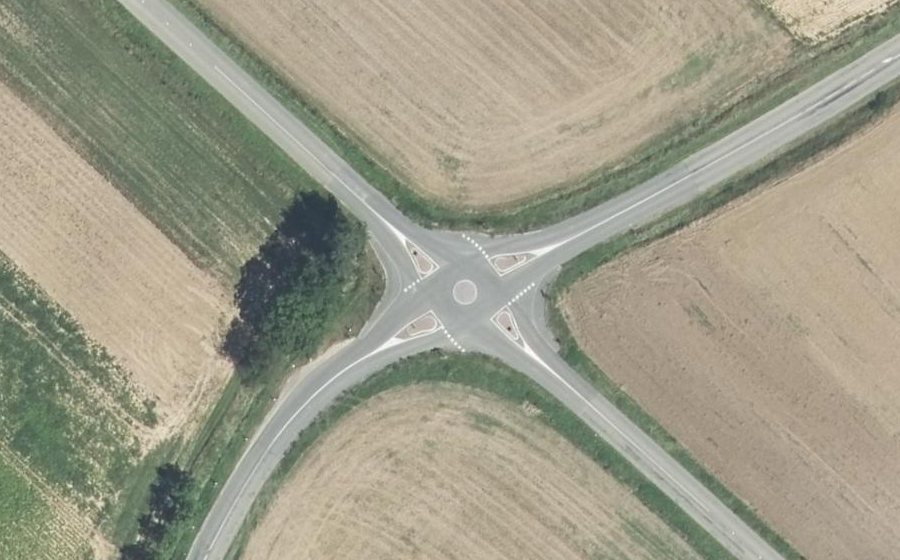Vue aérienne du Rond-point anonyme n°683090686