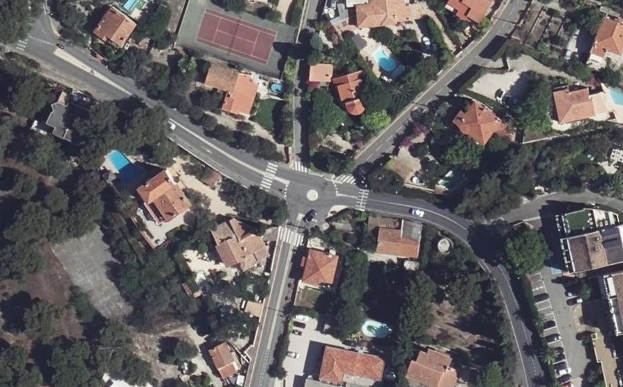Vue aérienne du Rond-point anonyme n°683194119