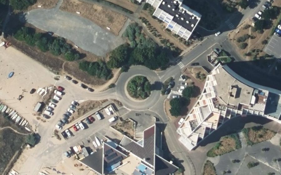 Vue aérienne du Rond-point anonyme n°68335826