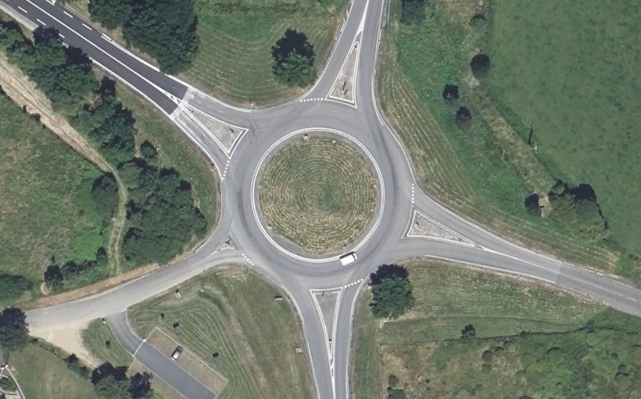 Vue aérienne du Rond-point anonyme n°68339133