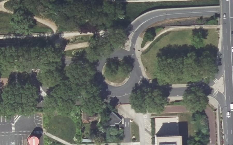 Vue aérienne du Rond-point anonyme n°683643142