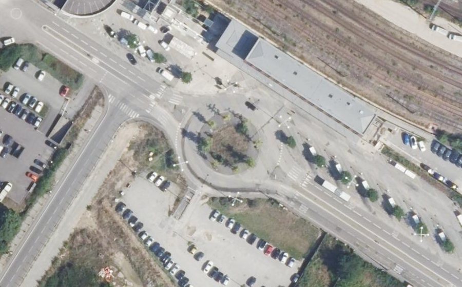 Vue aérienne du Rond-point anonyme n°683649610