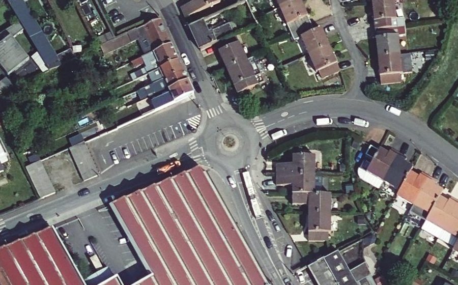 Vue aérienne du Rond-point anonyme n°683706503