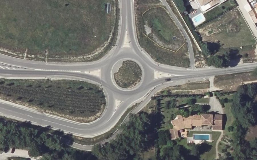 Vue aérienne du Rond-point anonyme n°683737091