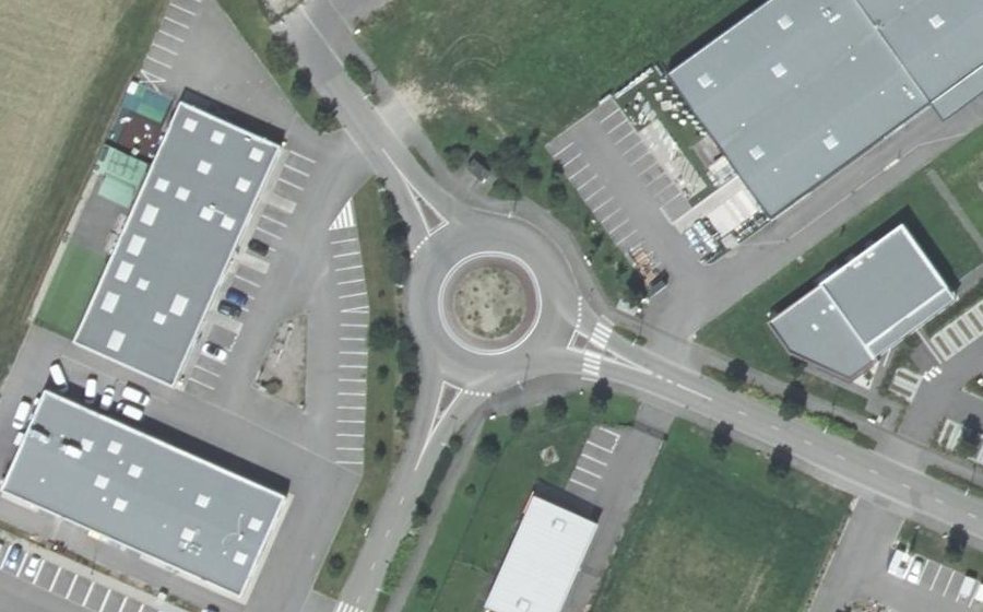 Vue aérienne du Rond-point anonyme n°683786238