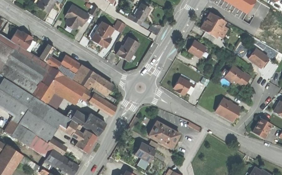Vue aérienne du Rond-point anonyme n°683788283
