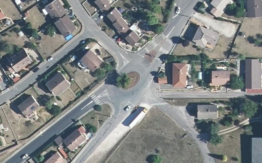 Vue aérienne du Rond-point anonyme n°683848536