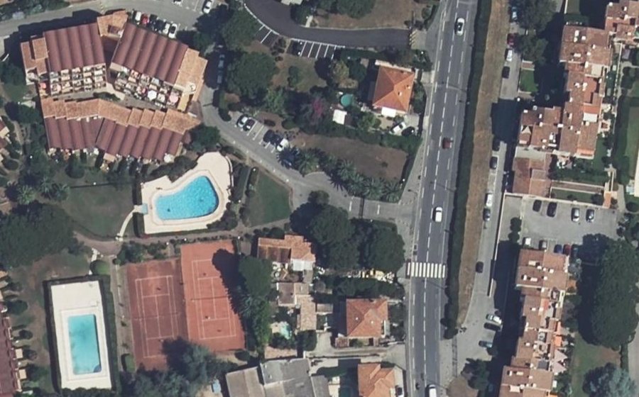 Vue aérienne du Rond-point anonyme n°683863659