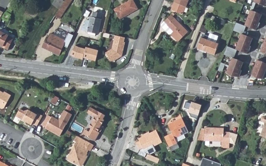 Vue aérienne du Rond-point anonyme n°683953284