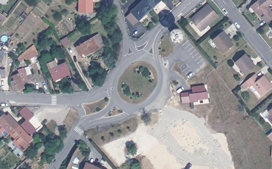 Vue aérienne du Rond-point anonyme n°68447680