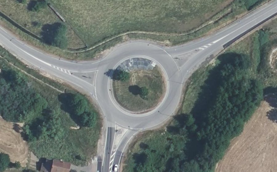 Vue aérienne du Rond-point anonyme n°68448290