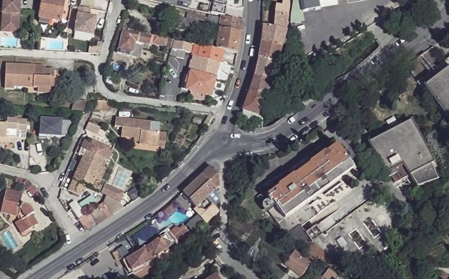 Vue aérienne du Rond-point anonyme n°684508945