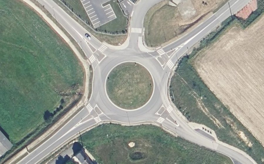 Vue aérienne du Rond-point anonyme n°684524176