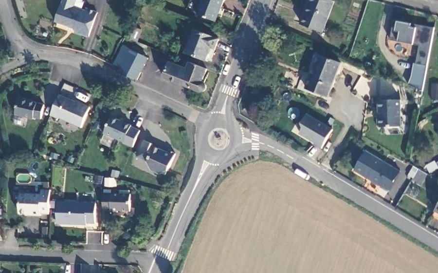 Vue aérienne du Rond-point anonyme n°684573974