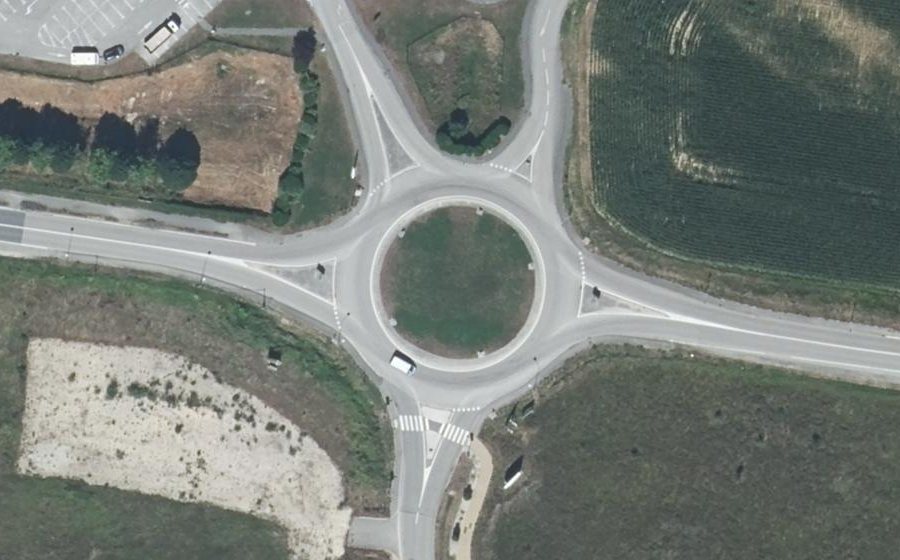 Vue aérienne du Rond-point anonyme n°68463322