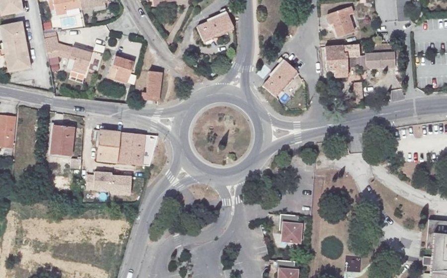 Vue aérienne du Rond-point anonyme n°68468526