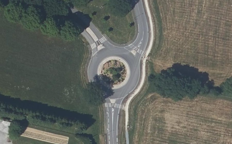 Vue aérienne du Rond-point anonyme n°684738461