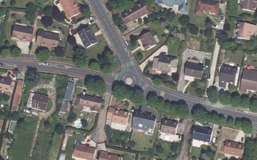 Vue aérienne du Rond-point anonyme n°684741216