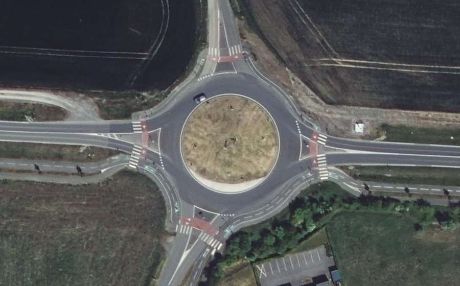 Vue aérienne du Rond-point anonyme n°684772958