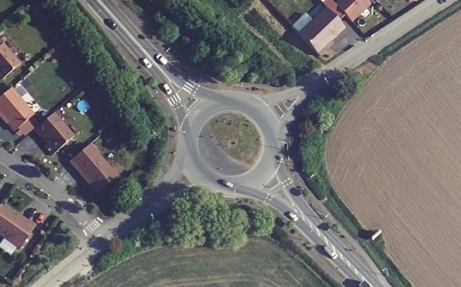Vue aérienne du Rond-point anonyme n°684883591