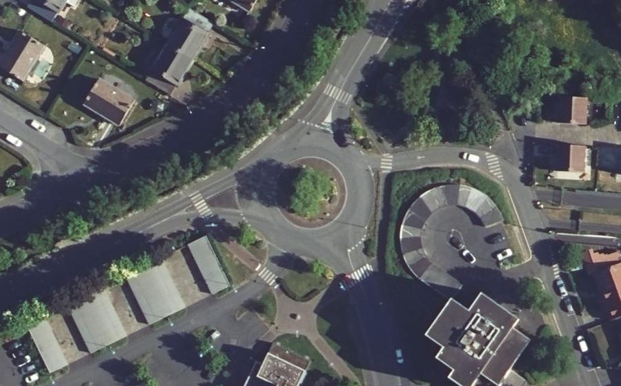 Vue aérienne du Rond-point anonyme n°684883609
