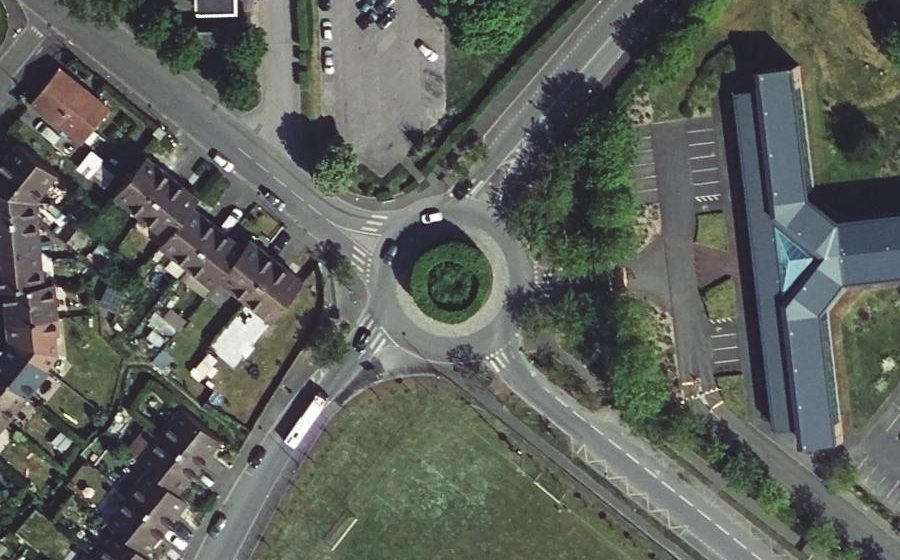Vue aérienne du Rond-point anonyme n°685021808