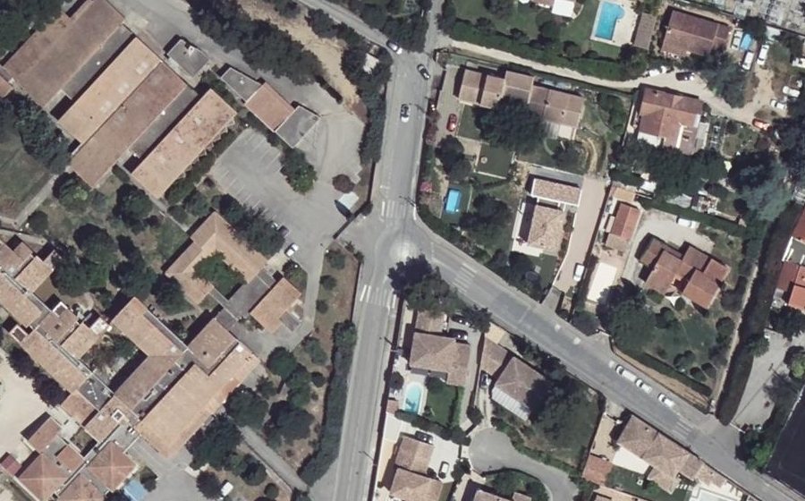 Vue aérienne du Rond-point anonyme n°685066267