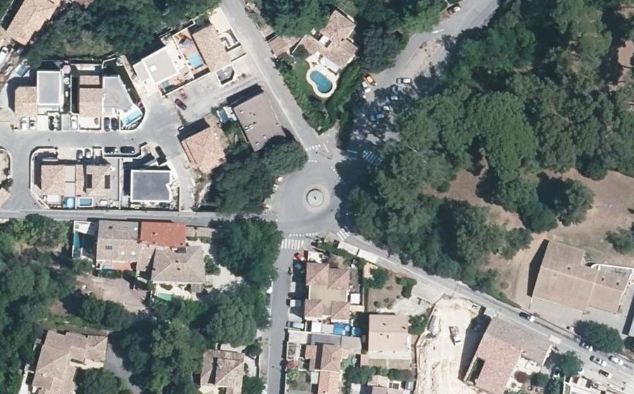 Vue aérienne du Rond-point anonyme n°685081202