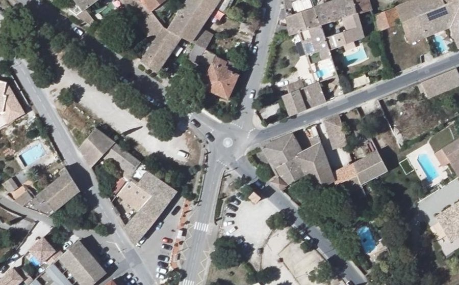 Vue aérienne du Rond-point anonyme n°685081216