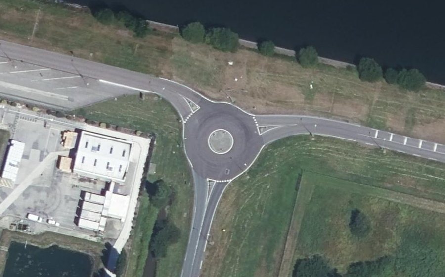 Vue aérienne du Rond-point anonyme n°685085140