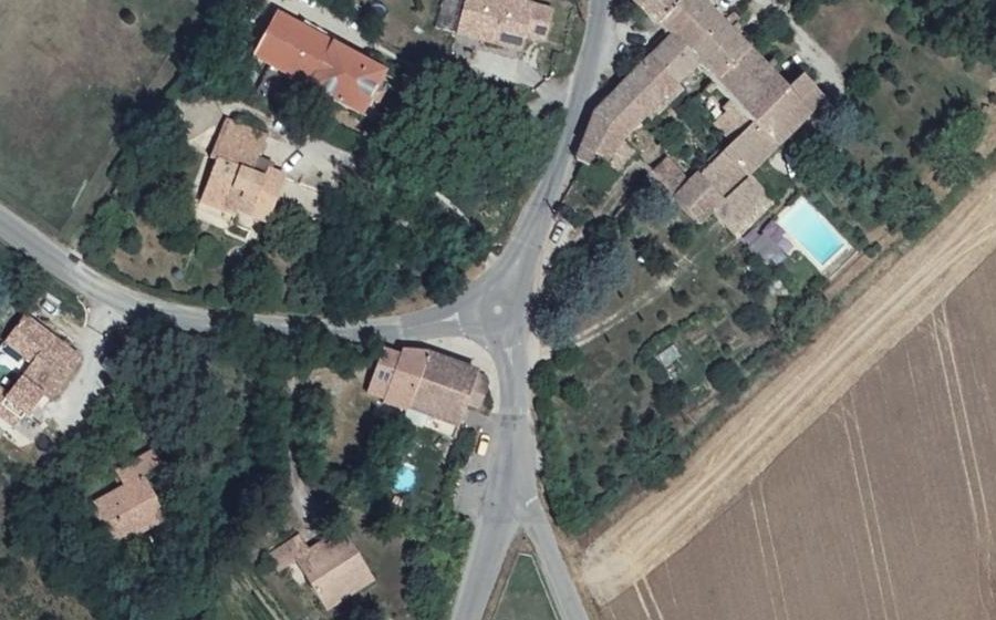 Vue aérienne du Rond-point anonyme n°685131319