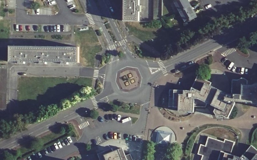 Vue aérienne du Rond-point anonyme n°685193417