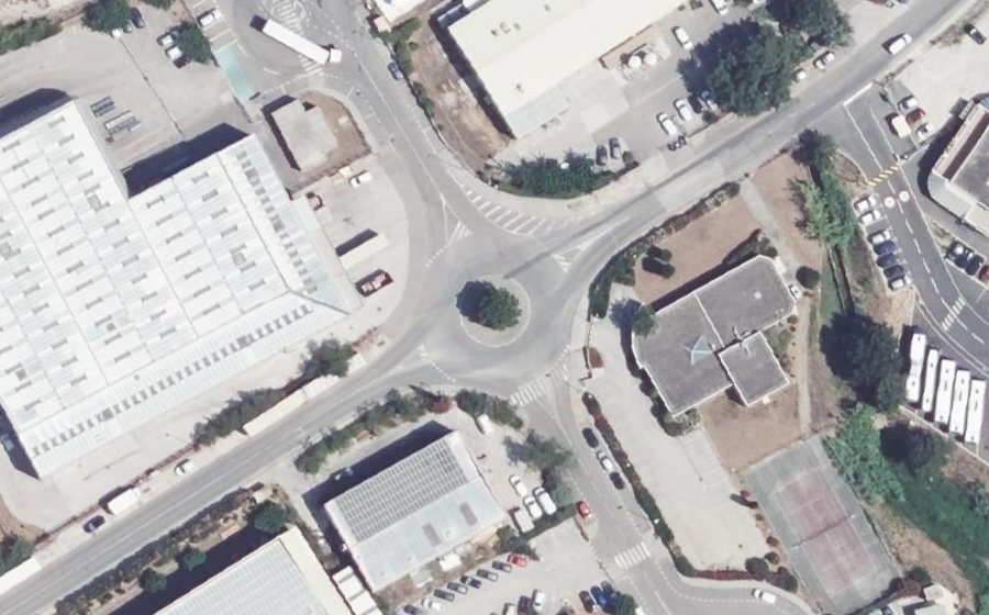 Vue aérienne du Rond-point anonyme n°685210304